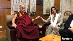 資料照片：時任眾議院少數黨領袖的南希·佩洛西在印度達蘭薩拉會晤西藏精神領袖達賴喇嘛。 (2017年5月9日)