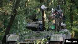 Proruski separatista na tenku T-64 u Donjecku na istoku Ukrajine 16. jula 2014. 