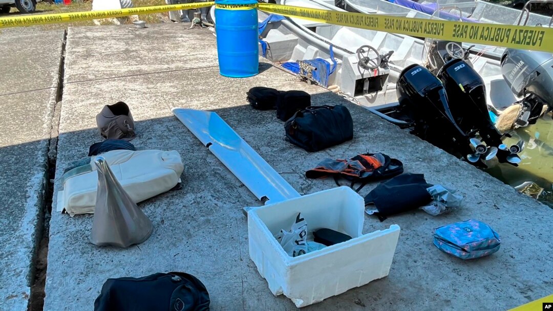 Esta foto proporcionada por el Ministerio de Seguridad de Costa Rica muestra pertenencias personales de los pasajeros y restos de una avioneta recuperados en el Mar Caribe, en Limón, Costa Rica, el sábado 22 de octubre de 2022.