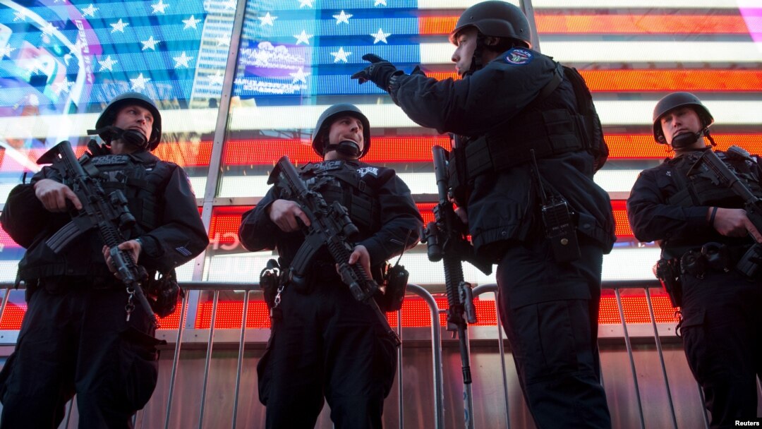 Oficiales de policía de la división de operación especial Grupo de Respuesta Estratégica vigilan en Time Square en Nueva York, el sábado, 14 de noviembre de 2015, tras los ataques en París.
