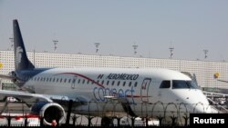 ARCHIVO- Un Embraer ERJ-190AR de Aeroméxico Connect, operador regional de Aeroméxico, en el aeropuerto internacional Benito Juárez de la capital mexicana. 28-11-17. 