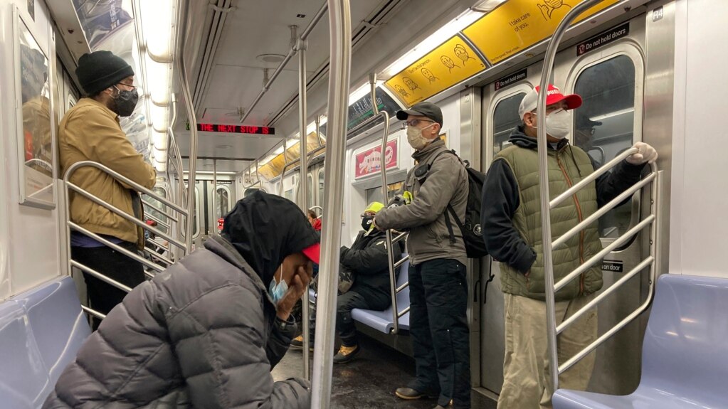 ARCHIVO - Pasajeros en el Metro de la ciudad de Nueva York usan mascarillas el 17 de diciembre de 2020.