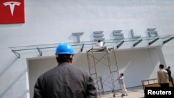 中國工人在上海建造一個特斯拉汽車的展示廳。 （資料照片）