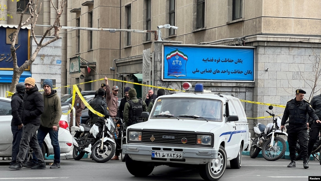 Miembros de la policía se paran frente al edificio judicial después del asesinato de los jueces de la Corte Suprema Mohammad Moghiseh y Ali Razini en Teherán, Irán, el 18 de enero de 2025. 