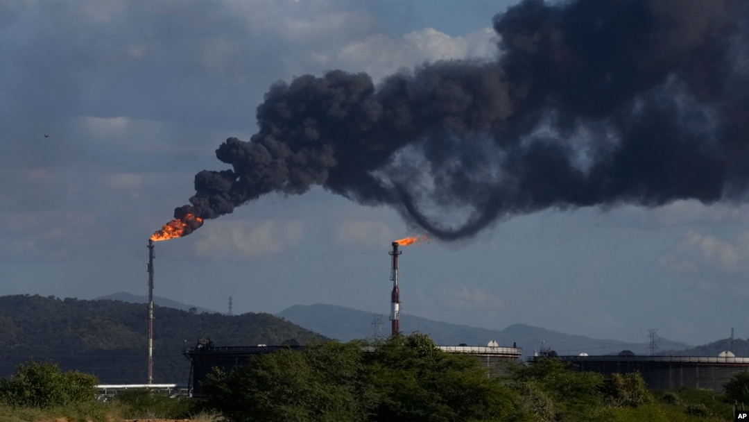 ARCHIVO - Se quema gas en el complejo petrolero José Antonio Anzoátegui en Barcelona, ​​estado Anzoátegui, Venezuela, el 9 de enero de 2024. (AP)