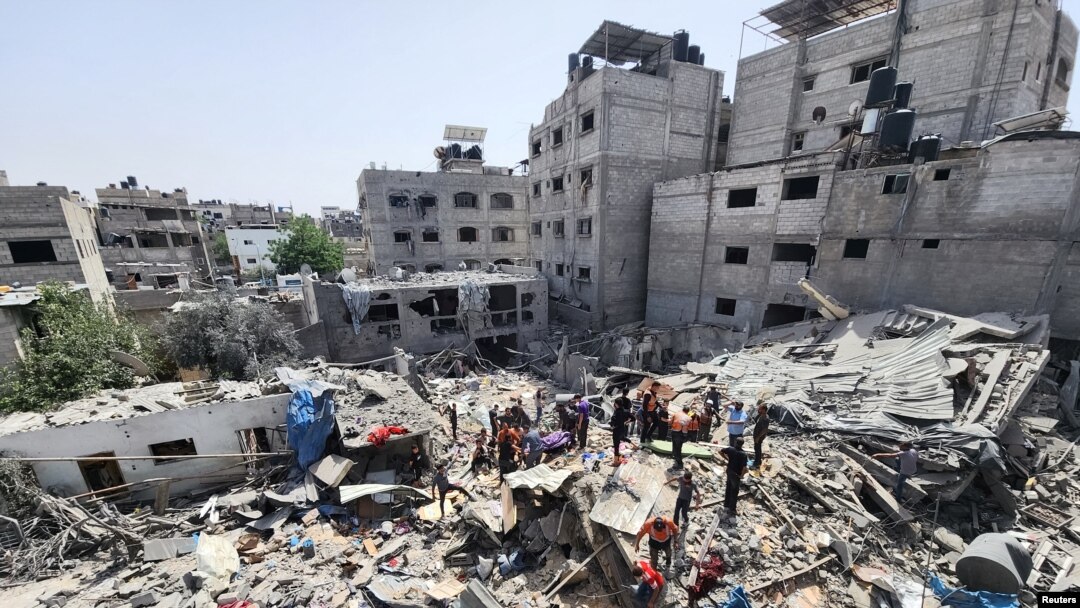 Palestinos cargan el cuerpo de una persona muerta en un ataque israelí a una casa, en medio del conflicto en curso entre Israel y el grupo islamista palestino Hamas, en el campo de refugiados de Jabalia, en el norte de la Franja de Gaza, el 18 de mayo de 2024.