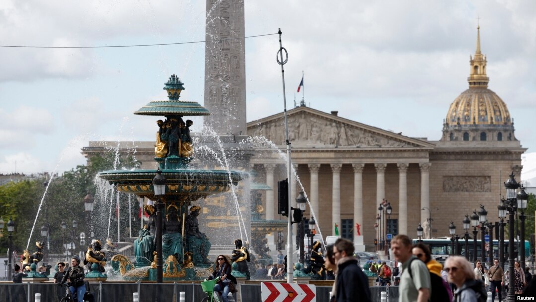 Las mujeres se desplazan en bicicleta cerca de la Plaza de la Concorde, que está cerrada al tráfico debido a la construcción del Parc Urbain la Concorde para los Juegos Olímpicos y Paralímpicos de París 2024 en París, Francia, el 17 de mayo de 2024.