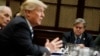 Стив Бэннон слушает Дональда Трампа во время совещания по кибербезопасности в Белом доме. Вашингтон.