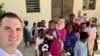Nesta imagem, os missionários norte-americanos Davy e Natalie Lloyd, que foram mortos no Haiti em 23 de maio de 2024, posando com crianças haitianas