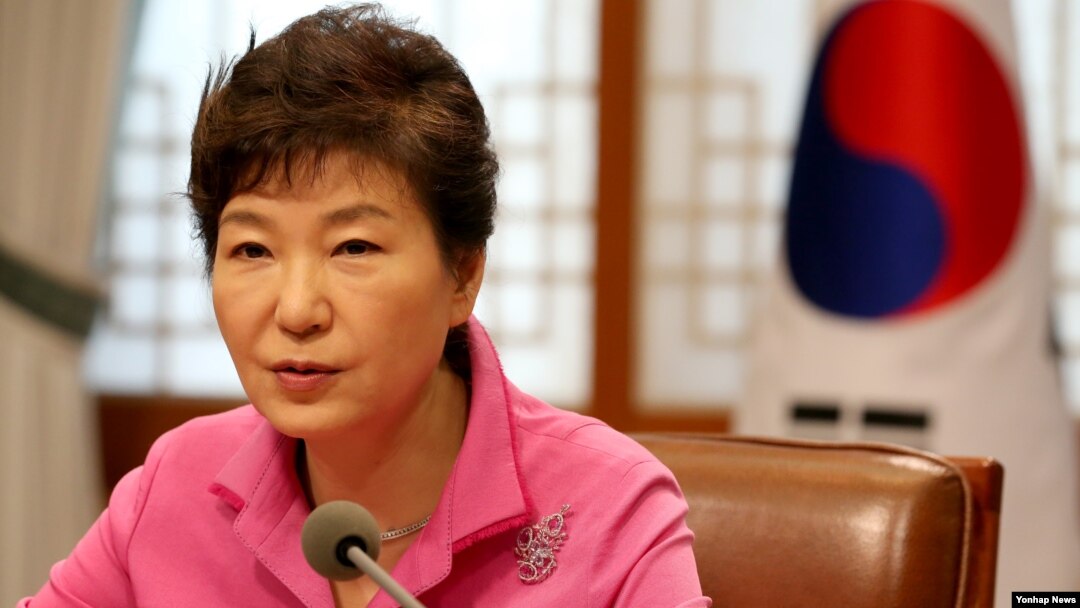 박근혜 한국 대통령이 지난 21일 청와대에서 열린 수석비서관회의에서 모두발언하고 있다.