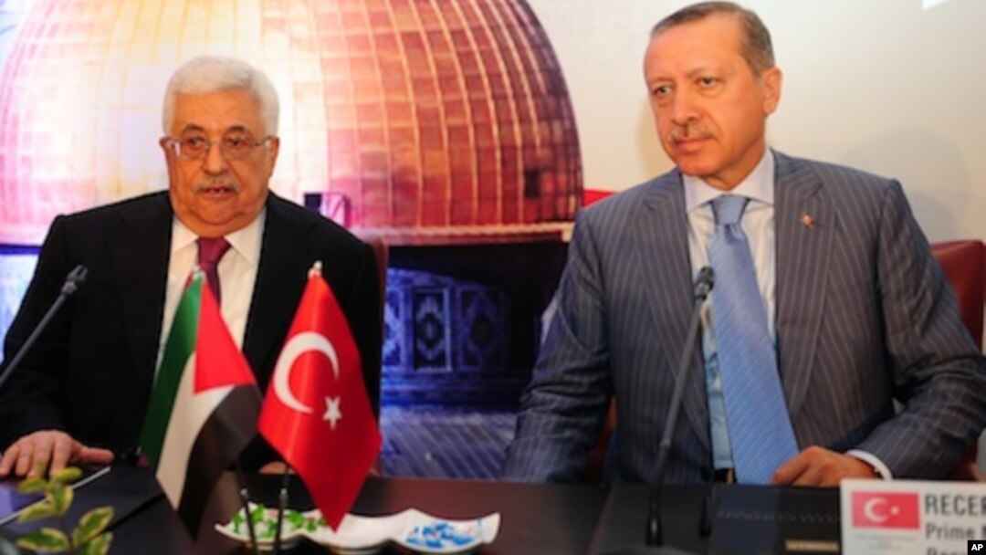 Palestinian President Mahmud Abbas (L) and Turkish Prime Minister Recep Tayyip Erdogan (R) attend the Palestinian ambassadors meeting in Istanbul on July 23, 2011.