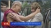 ལྕམ་ནན་སི་པེ་ལོ་སི་མཆོག་ལ་བདེན་པའི་སྒྲོན་མེའི་གཟེངས་རྟགས་ཕུལ་བ། 