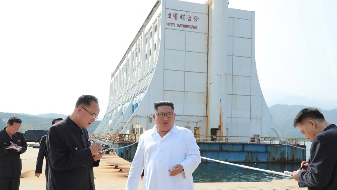 김정은(가운데) 북한 국무위원장이 지난 2019년 10월 금강산 관광지구를 방문하고 남측 시설 철거를 지시했다고 조선중앙통신이 보도한 장면. 김 위원장 일행 뒤로 해금강호텔이 보인다.