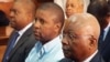 Ndambi Guebuza (meio), com o pai Armando Guebuza (dir), está há mais de quatro meses em prisão preventiva