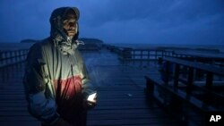 David Cruz Marrero observa las olas en el muelle Punta Santiago horas antes del inminente impacto de María, cuando era categoría 5 antes de dirigirse a Puerto Rico.