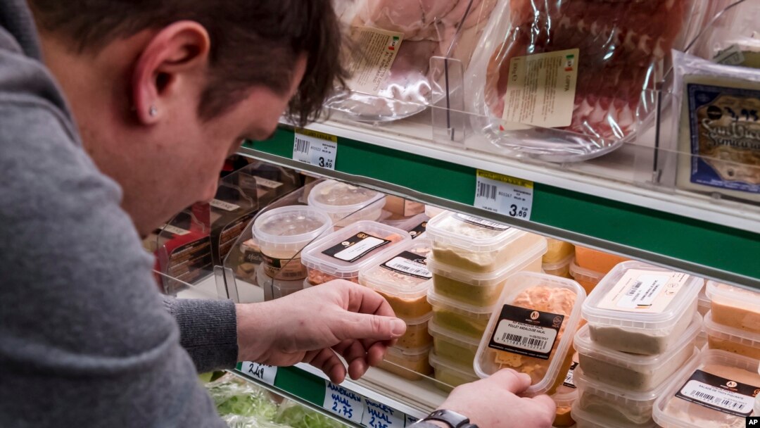 Un trabajador de un supermercado en Bruselas retira alimentos expirados de los anaqueles. 16-1-17.
