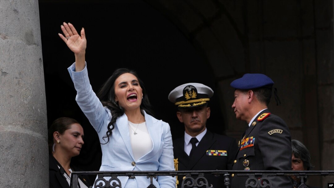 ARCHIVO - La vicepresidenta de Ecuador, Verónica Abad, saluda a la multitud después de la ceremonia de cambio de guardia en el palacio de gobierno de Carondelet en Quito, Ecuador, el 28 de noviembre de 2023. 