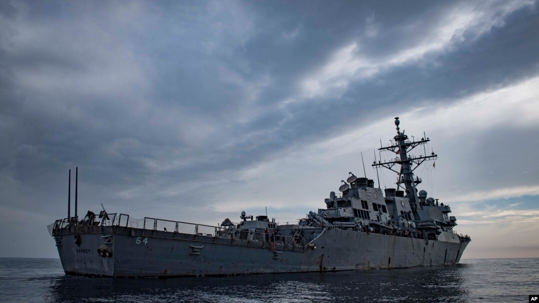 Esta imagen proporcionada por la Marina de los EEUU muestra el USS Carney en el Mar Mediterráneo el 23 de octubre de 2018. 