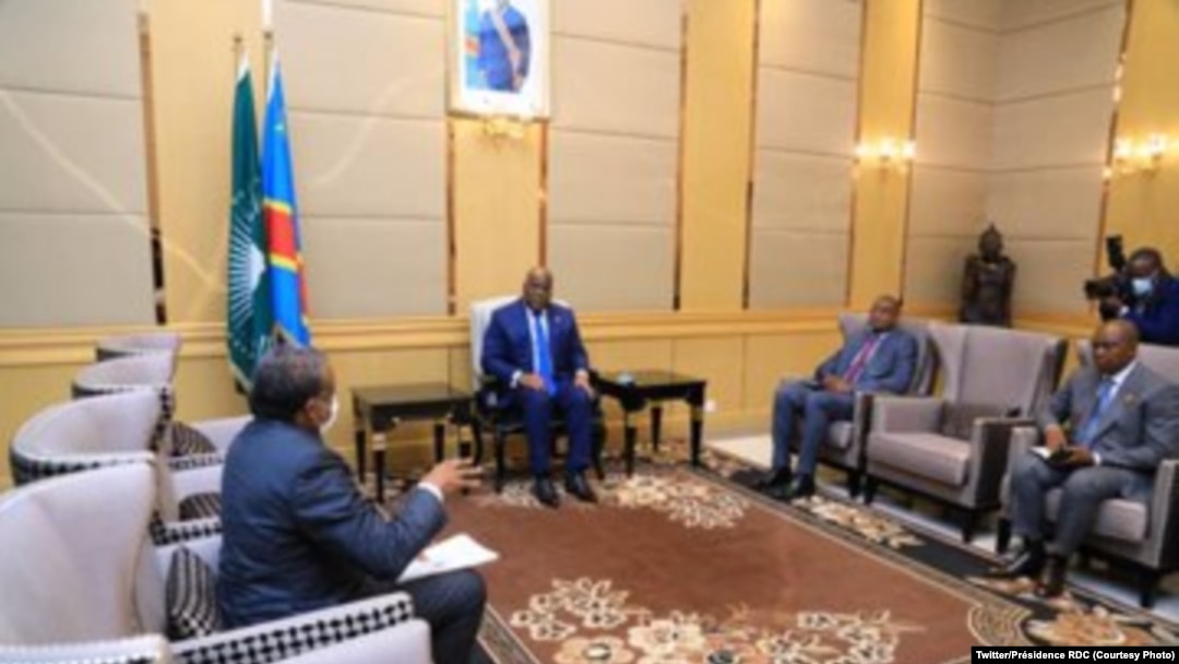 Dr. Jean-Jacques Muyembe (G), mokambi ya secrétariat technique ya bitumba na COVID-19 na masolo na président Félix Tshisekedi (c) na Palais de la nation, Kinshasa, 11 évrier 2021. (Twitter/Présidence RDC)