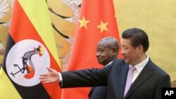 Rais wa Uganda Yoweri Museveni akiwa na rais wa China Xi Jinping katika mojawapo ya hafla mjini Beijing, China, March 31, 2015.