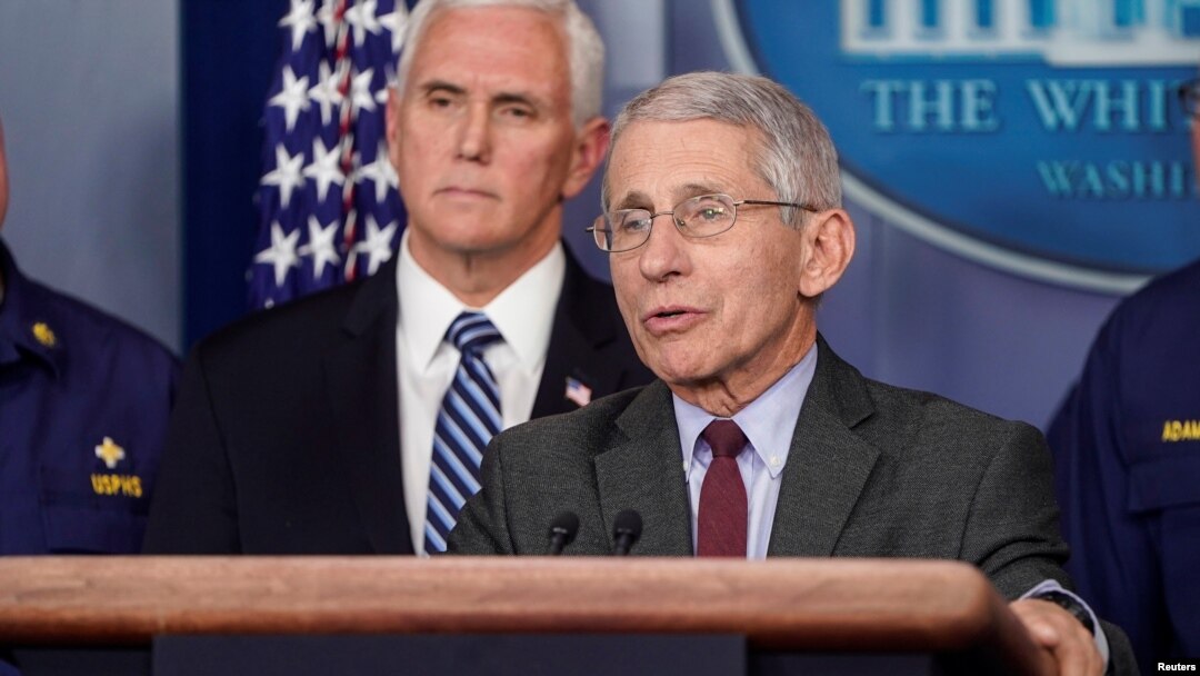 El doctor Anthony Fauci, director del Instituto Nacional de Alergias y Enfermedades Infecciosas y miembro del equipo designado por la Casa Blanca para gestionar la pandemia en EE.UU., junto al vicepresidente Mike Pence, durante una rueda de prensa celebrada el pasado 15 de marzo.