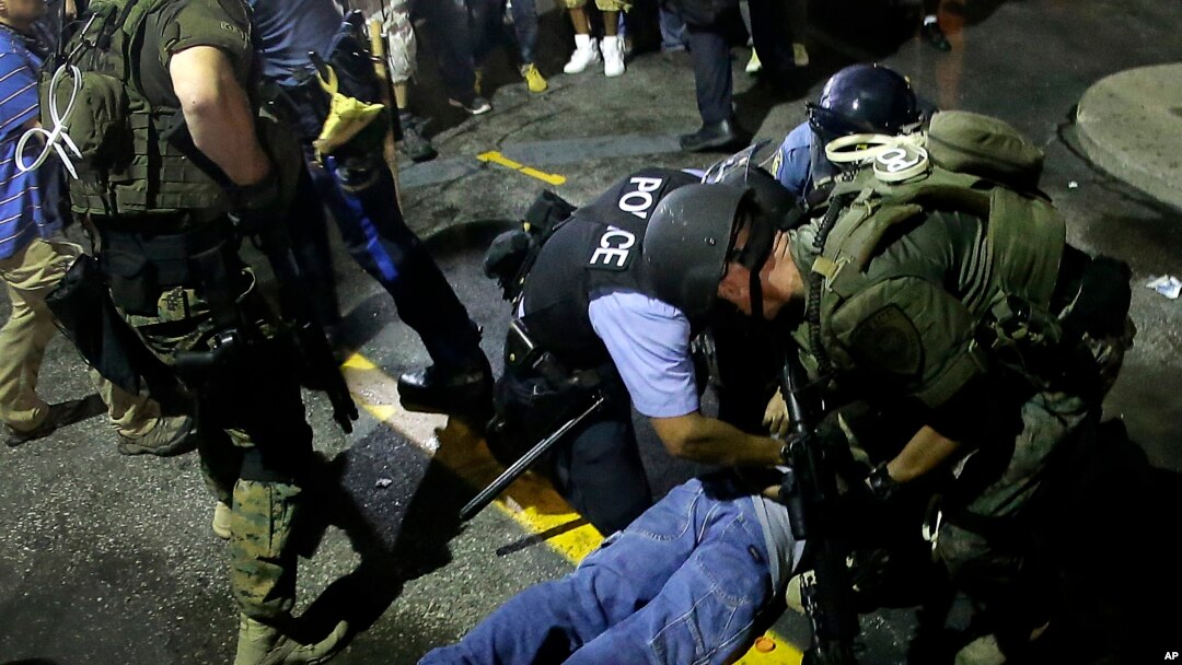 Muchos de los detenidos son de las comunidades cercanas, pero sólo una mujer enumera una dirección de Ferguson.
