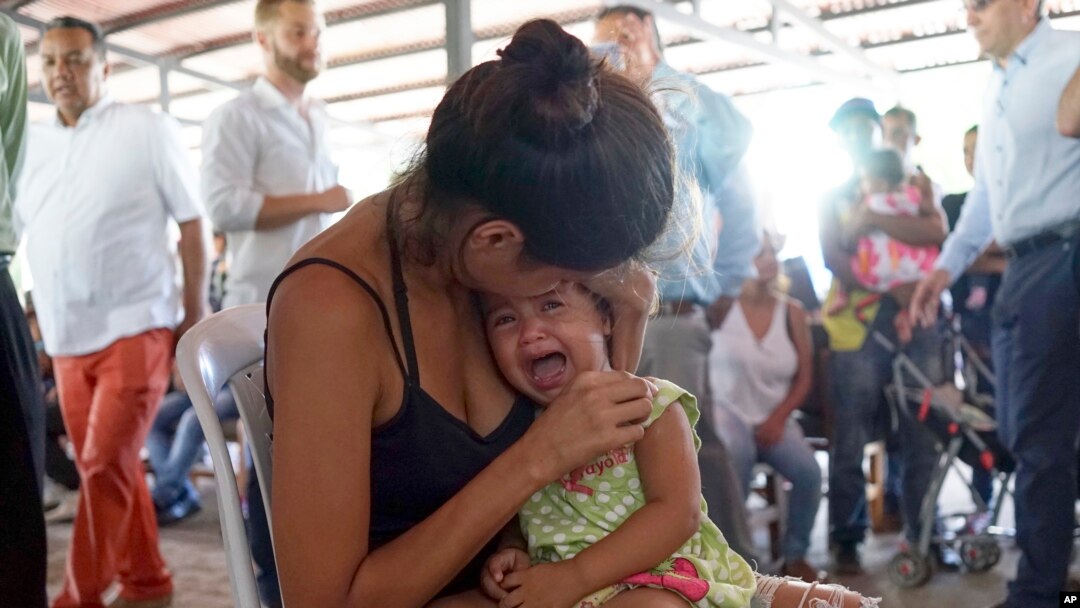 Mwanamke wa Venezuela akiwa na mtoto katika kituo cha afya kwa wahamiaji huko Cucuta, pamoja na mpaka wa Colombia na Venezuela , July 16, 2018. 