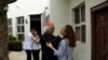 ARCHIVO - Una mujer recibe una bendición del cardenal Leopoldo Brenes frente a la iglesia Jesús de la Divina Misericordia, que había sido atacada por grupos progubernamentales fuertemente armados, en Managua, Nicaragua, el 22 de julio de 2018. (Foto AP/Arnulfo Franco, Archivo)
