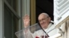 El papa Francisco saluda a la multitud reunida en la Plaza de San Pedro del Vaticano durante el rezo del Ángelus el 27 de agosto de 2023.