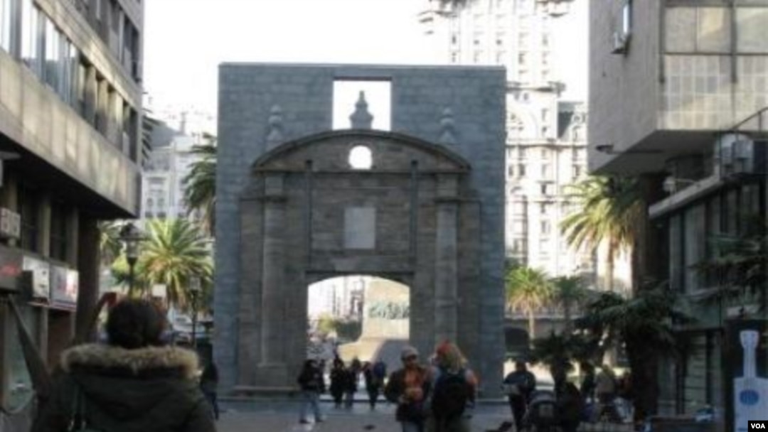 La peatonal Sarandí está en el casco antiguo de Montevideo y comienza en la Puerta de la Ciudadela.