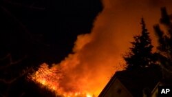 El incendio, en el centro de Colorado, está cerca de dos conjuntos residenciales en las afueras de Silverthorne, al oeste de Denver.