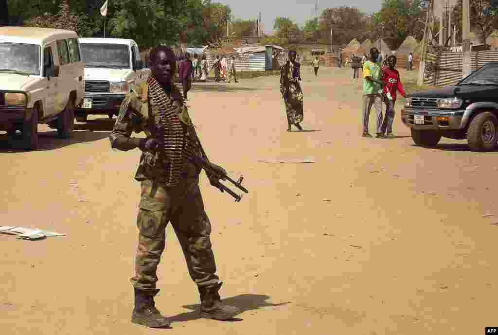 Um soldado do exército sul-sudanês patrulha Malakal, no Estado do Alto Nilo, no Sudão do Sul.Dez. 31, 2013.