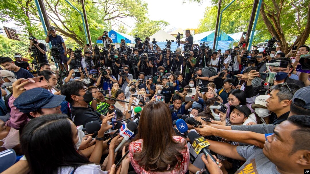 สื่อมวลชนหลายแขนงขณะสัมภาษณ์แพทองธาร ชินวัตร ที่คูหาเลือกตั้งในกรุงเทพมหานคร วันที่ 14 พฤษภาคม 2023 (ที่มา: AP)
