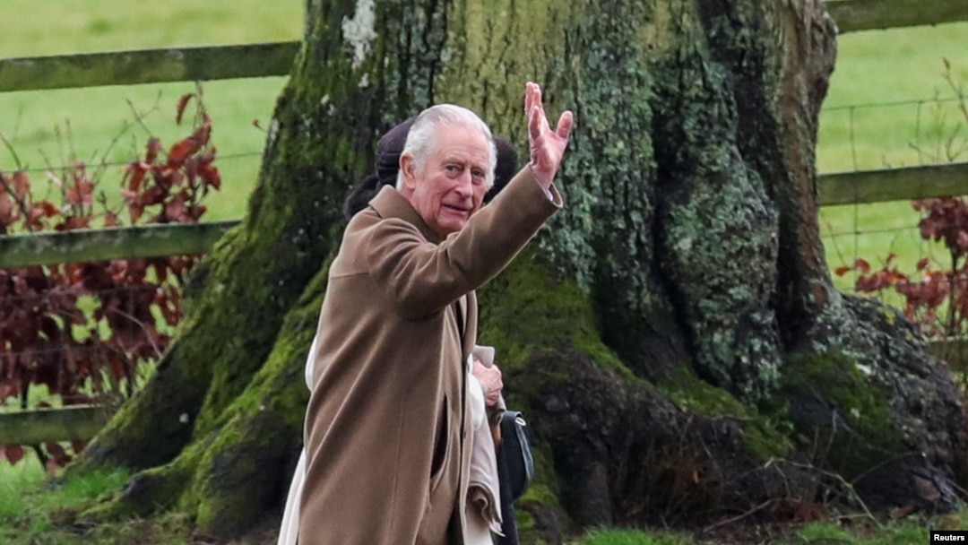 El Rey Carlos III captado el 11 de febrero a su arribo al servicio de la iglesia St. Mary Magdalene en Sandringham en el oeste de Reino Unido. 
