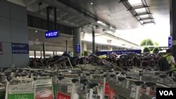 示威者用行李車堵住機場大廳與巴士站的通道。 (美國之音黎堡拍攝)