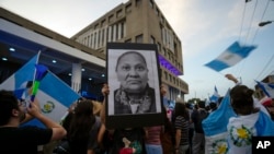 Un grupo de ciudadanos exige la renuncia de la fiscal general de Guatemala, Consuelo Porras, que aparece en el retrato, durante una protesta en Ciudad de Guatemala, el 20 de julio de 2023.