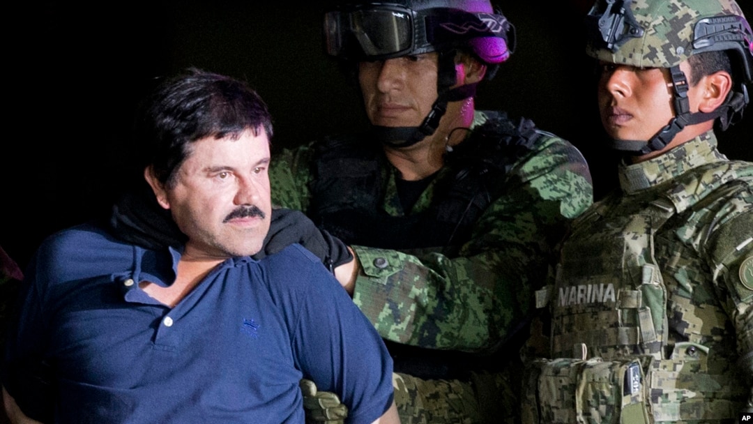 Joaquín Guzmán López y Ovidio Guzmán López, hijos de "El Chapo" Guzmán son acusados de narcotráfico, aunque siguen siendo fugitivos. 