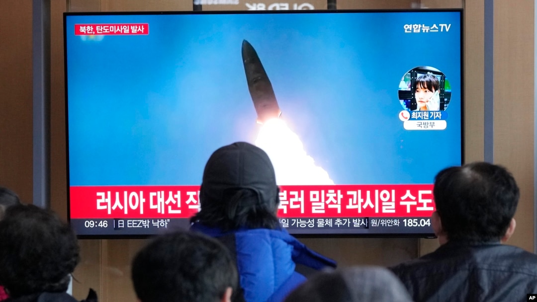 지난 18일 한국 서울역에 설치된 TV에서 북한 탄도미사일 발사 관련 뉴스가 나오고 있다.