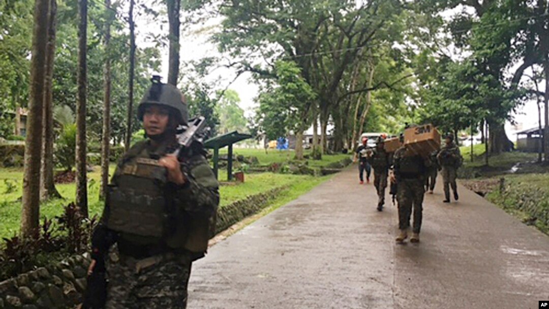 Philippine troops arrive at their barracks to reinforce fellow troops following the siege by Muslim militants, on the outskirts of Marawi city in the southern Philippines, May 24, 2017.