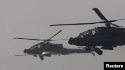 미 육군 소속 AH-64 아파치 헬기 부대가 한국 포천에서 실사격훈련을 하고 있다. (자료사진)