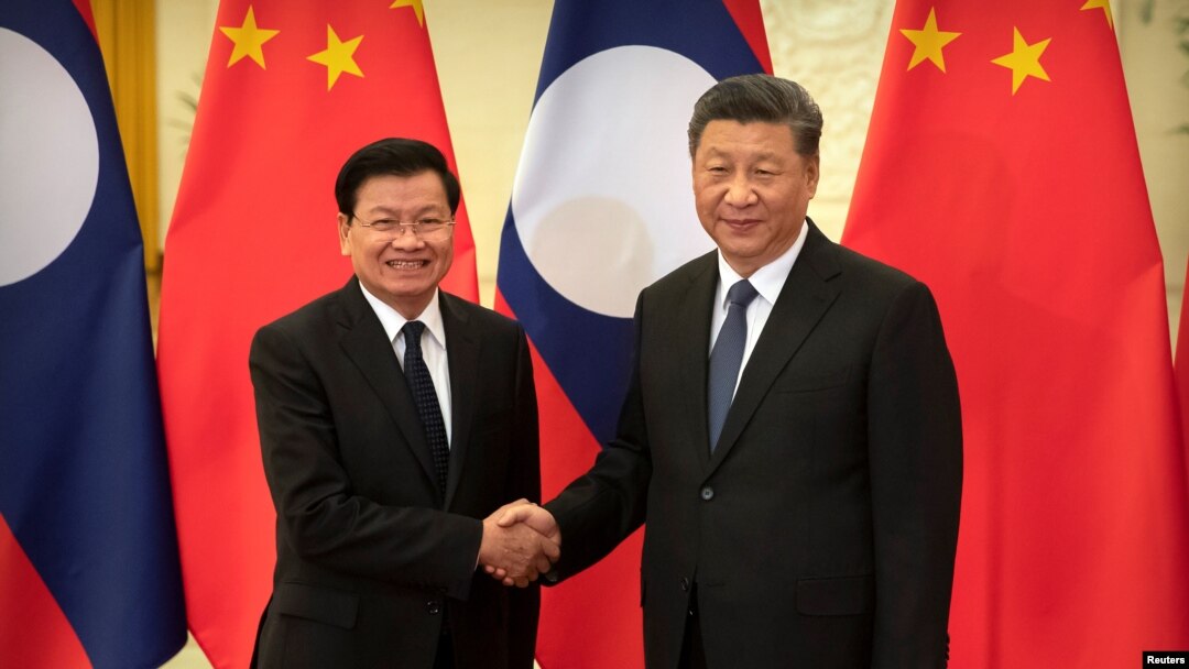 老撾總理西蘇里和中國領導人習近平在北京人民大會堂會面握手。 （2020年1月6日）