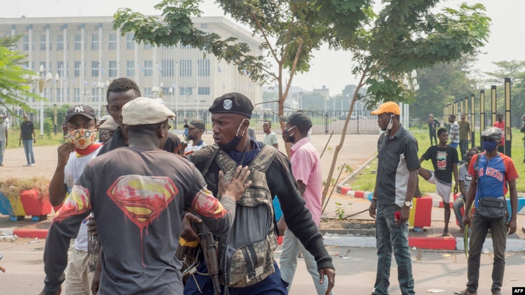 Moko na batelemeli azali koswana na policier moko pene na Parlement, na Kinshasa, 24 juin 2020.