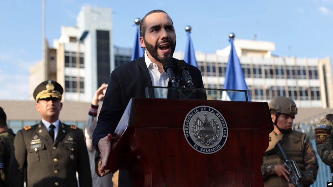 El presidente de El Salvador, Nayib Bukele, acompañado por miembros de las fuerzas armadas, habla con simpatizantes fuera del Congreso en San Salvador, El Salvador. [Foto: Archivo]