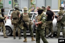 Miembros del grupo Wagner inspeccionan un automóvil en una calle de Rostov del Don, el 24 de junio de 2023.