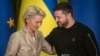 El presidente ucraniano, Volodymyr Zelenskyy, derecha, y la presidenta de la Comisión Europea, Ursula von der Leyen, asisten a una conferencia de prensa en Kiev, Ucrania, el sábado 4 de noviembre de 2023. (Foto AP/Efrem Lukatsky)