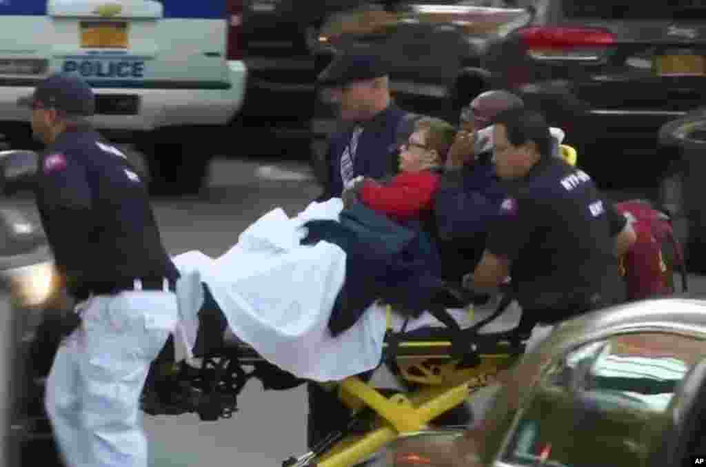 En esta imagen tomada de un video, el personal de emergencia responde a las víctimas después de que un automovilista condujera por un concurrido carril de bicicletas cerca al monumento del World Trade Center. Martes 31 de octubre de 2017, Nueva York. 