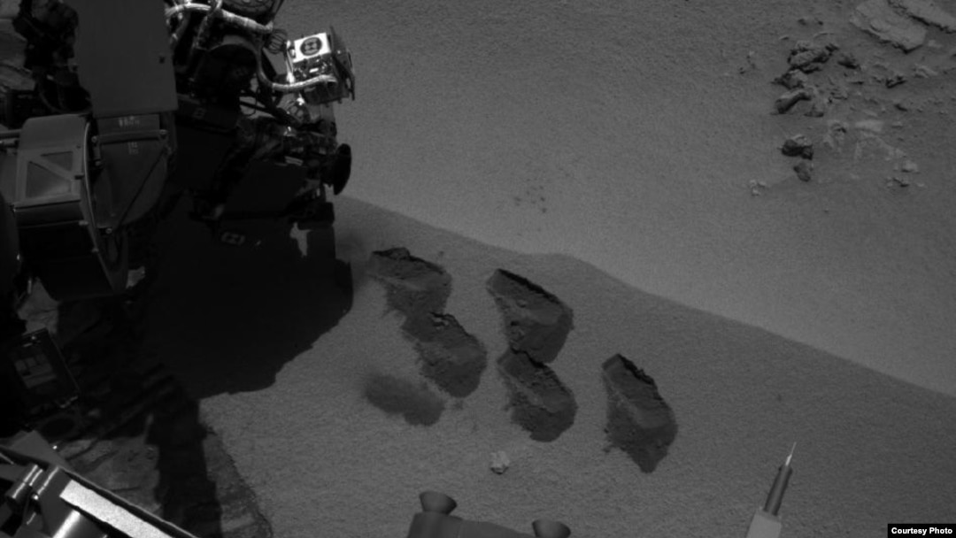 Marks on Mars where Curiosity rover scooped dirt for analysis (NASA photo)