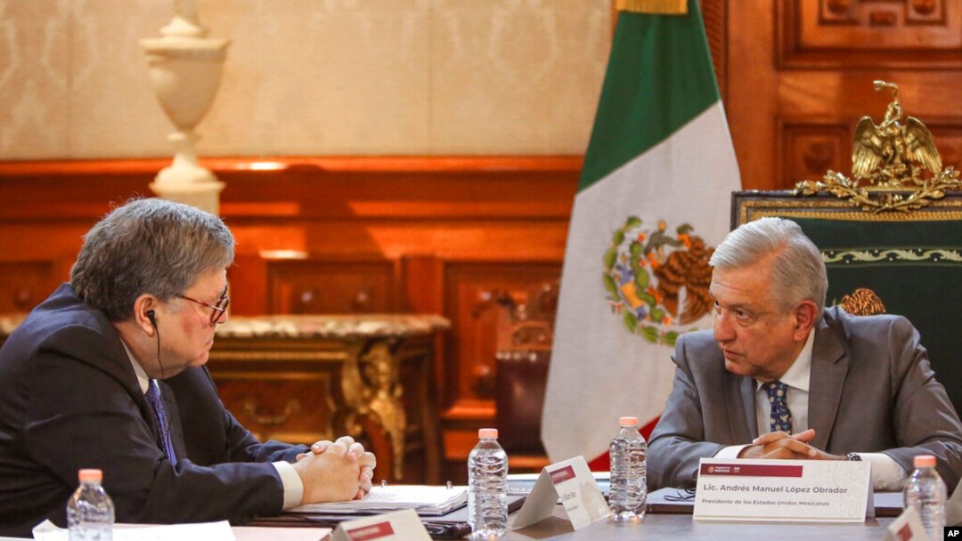 El fiscal general de Estados Unidos, William Barr, a la izquierda, habla con el presidente mexicano, Andrés Manuel López Obrador, en el Palacio Nacional de la Ciudad de México, el jueves.