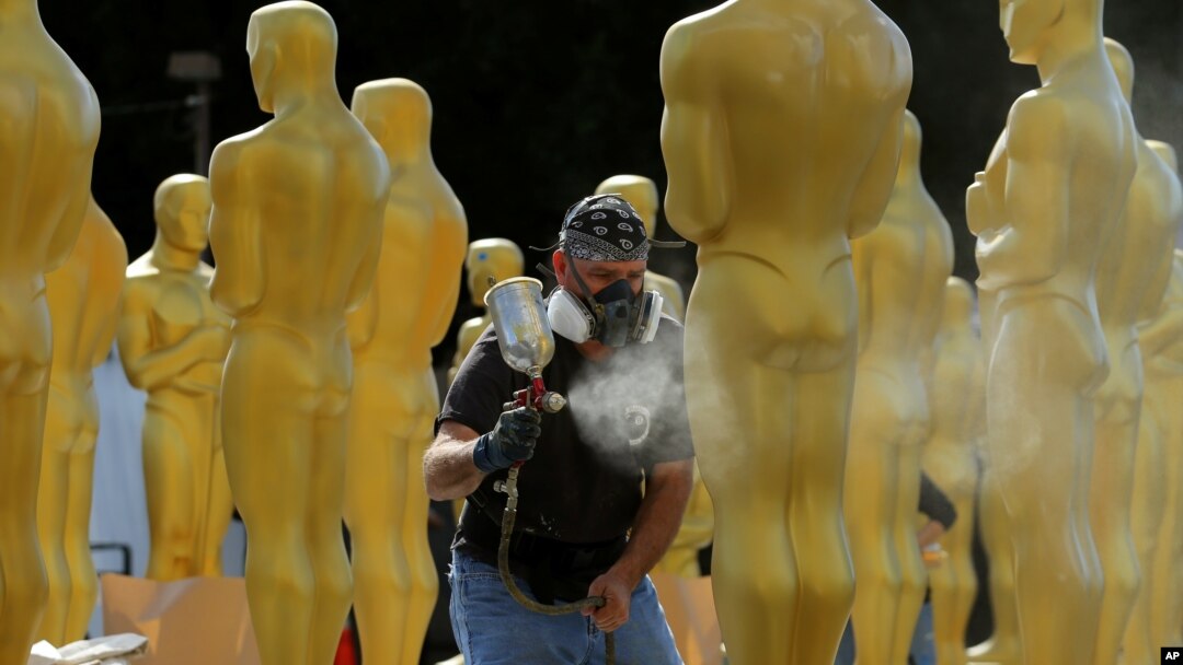 Stage craft artist Rick Roberts gives Oscar statues a fresh coat of gold paint as preparations begin for Sunday's 89th Academy Awards in Hollywood, California, Feb. 22, 2017. 