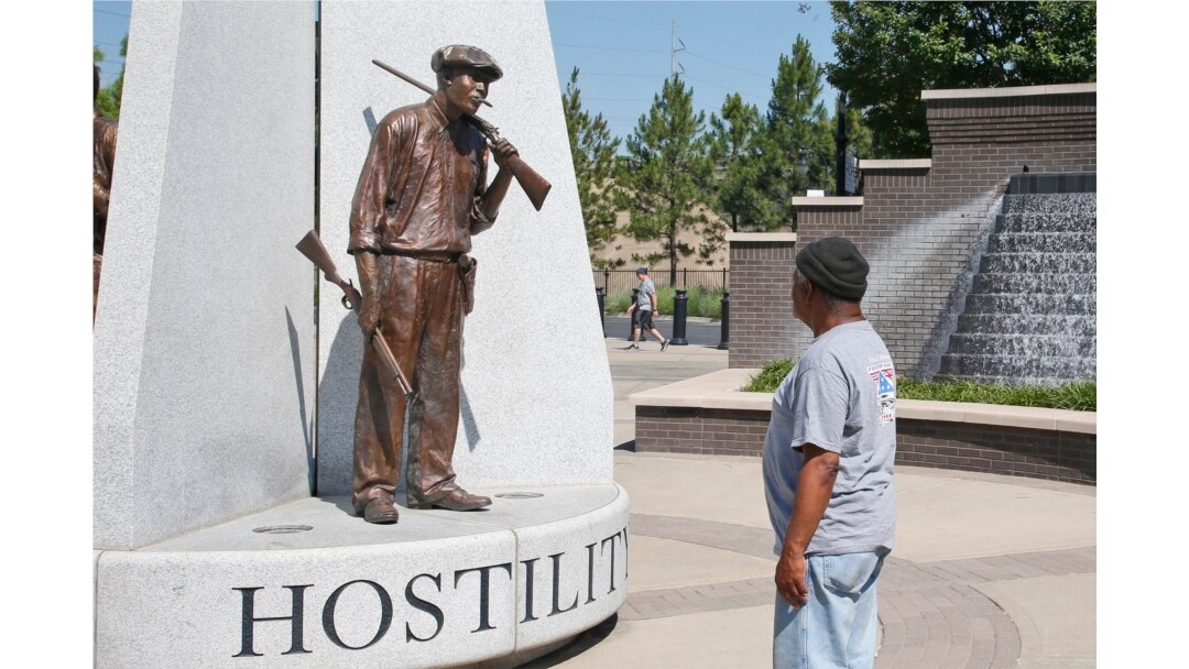 Donald Shaw mira una escultura en el parque de reconciliación John Hope Franklin en Tulsa, Okla.